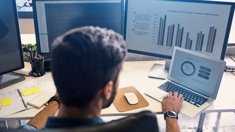 Sueldos: ¿cuánto se gana en dólares trabajando desde Argentina para el exterior?