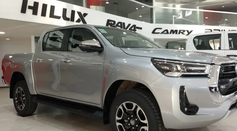 Cuánto sale mantener una camioneta Toyota Hilux por mes y cuánto cuesta cambiar los 4 neumáticos