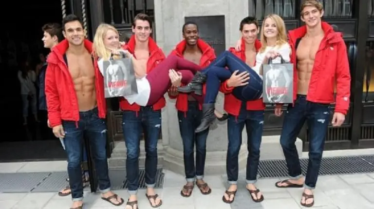 Los secretos más oscuros de Abercrombie & Fitch: desde abusos sexuales hasta negros en el almacén