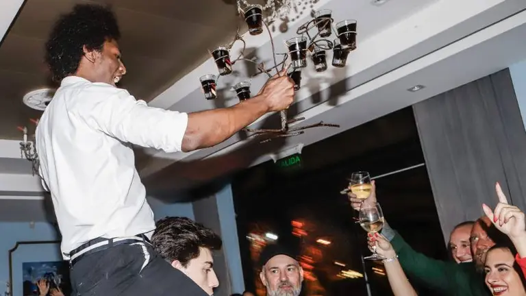 El exclusivo restaurante escondido en el Hipódromo que propone tragos, exquisitos platos y baile sobre las mesas