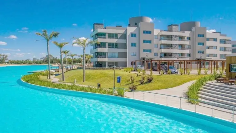 Cuánto cuesta alquilar un departamento en un barrio con laguna cristalina y playa artificial