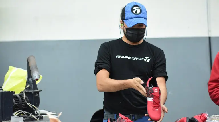 Trabajadores de Topper en la planta de Tucumán