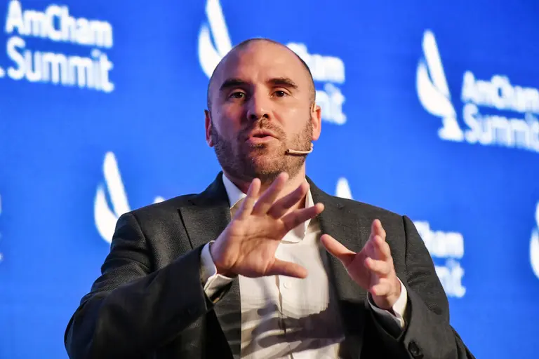 Deuda y un test crucial para el dólar: Guzmán superó con éxito la primera licitación del mes