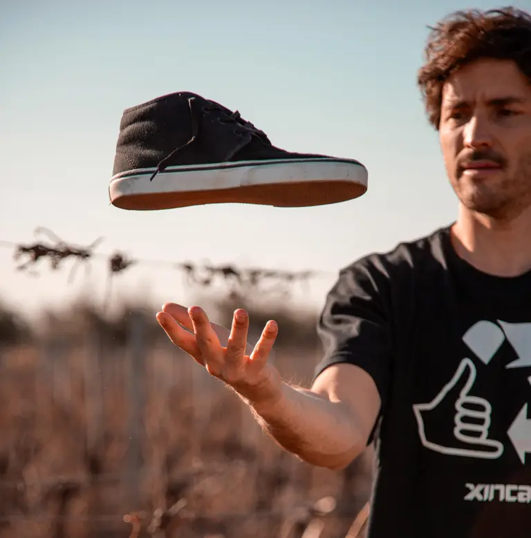 Un grupo de amigos fabrica zapatillas con neumáticos descartados: son un éxito