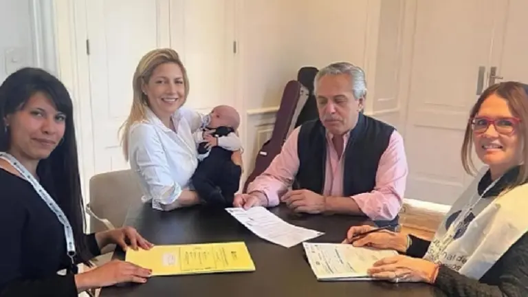 Alberto Fernández, Fabiola Yáñez y su hijo Francisco recibieron a dos censistas en la quinta de Olivos
