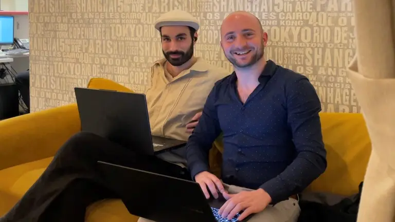 Crearon una plataforma para que influencers y profesionales ganen plata ofreciendo servicios