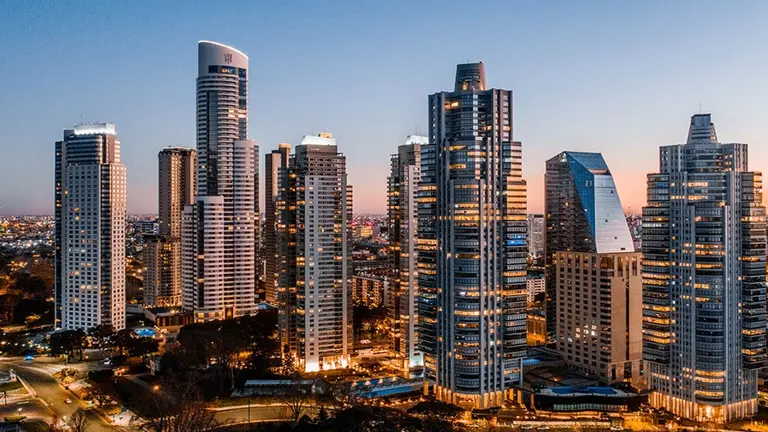 Departamentos en las torres más altas de Buenos Aires: cuánto cuesta "tocar el cielo con las manos"