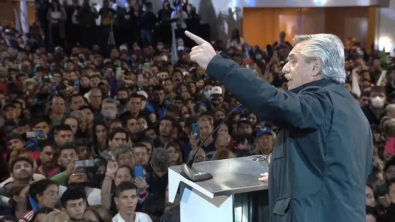 Alberto Fernández pronunció un duro discurso contra el gobierno de Macri: lo calificó de "ladrón de guante blanco"