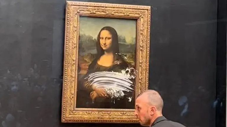 VIDEO | Susto en Francia: un hombre le arrojó una torta a la Mona Lisa en el Museo del Louvre