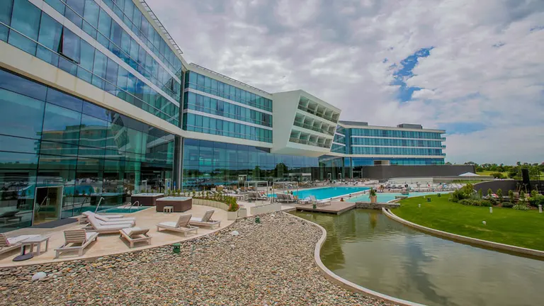 Relax, deporte, gastronomía y más: conocé la experiencia que ofrece Hilton Pilar