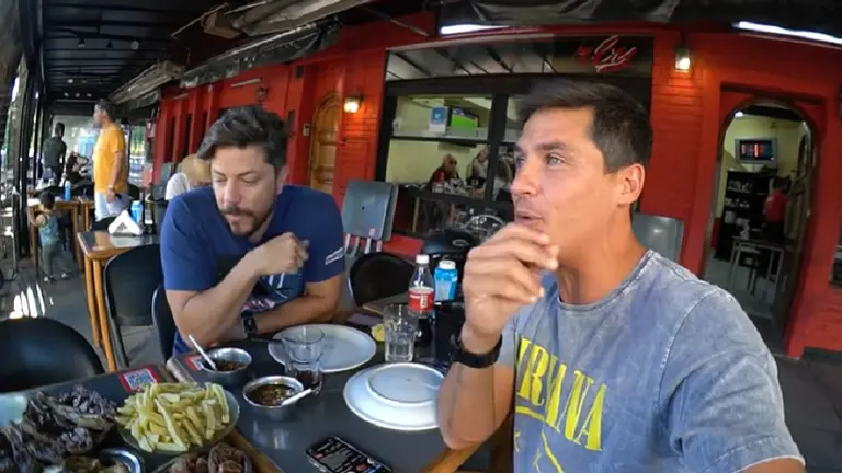 Mostró cuánto cuesta comer un asado en una parrilla de lujo y en una popular y se hizo viral