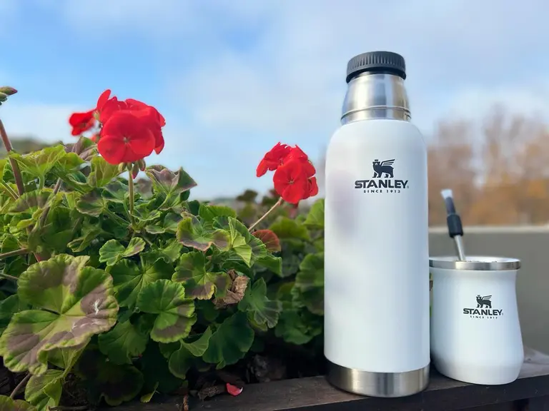 Volvió el termo Stanley tras la falta de stock pero con "precio recargado": a cuánto se venden