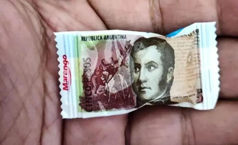 Lanzan caramelos con imagen de billete de $5 para dar vueltos: ¿cuánto ganan los comercios con cada uno?