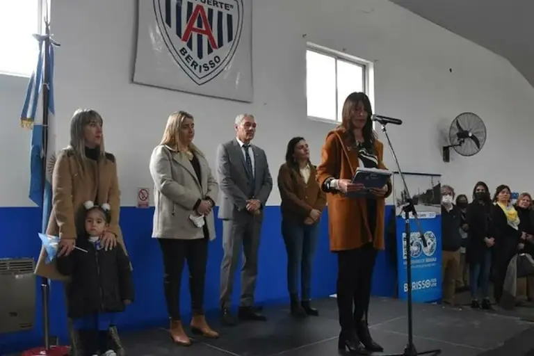 Video | Berisso: una funcionaria de Axel Kicillof usó el lenguaje inclusivo en una escuela y la abuchearon
