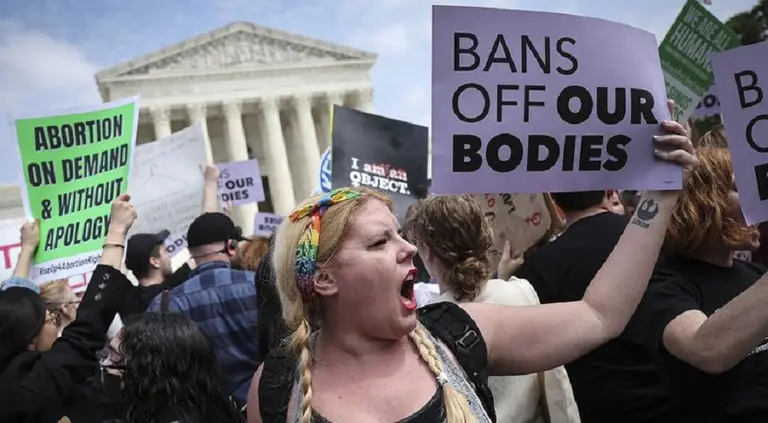 Fin del aborto en EE.UU.: grandes empresas se comprometen a pagar los gastos de sus empleadas que viajen a otro estado para abortar