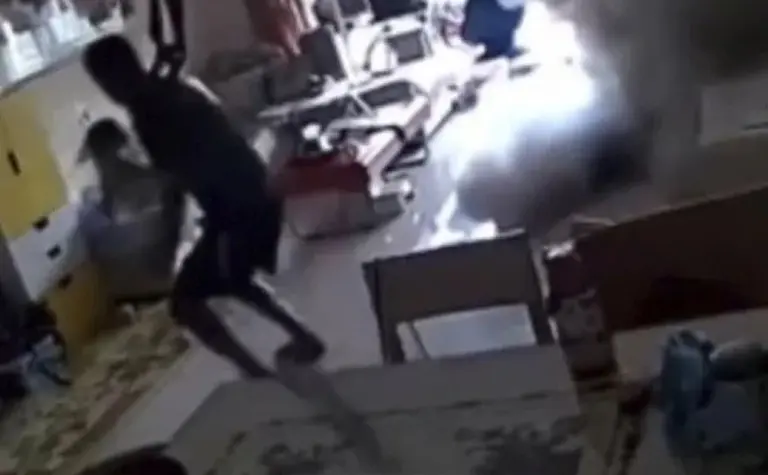 Video | Así explota la batería de un monopatín eléctrico dentro de un departamento