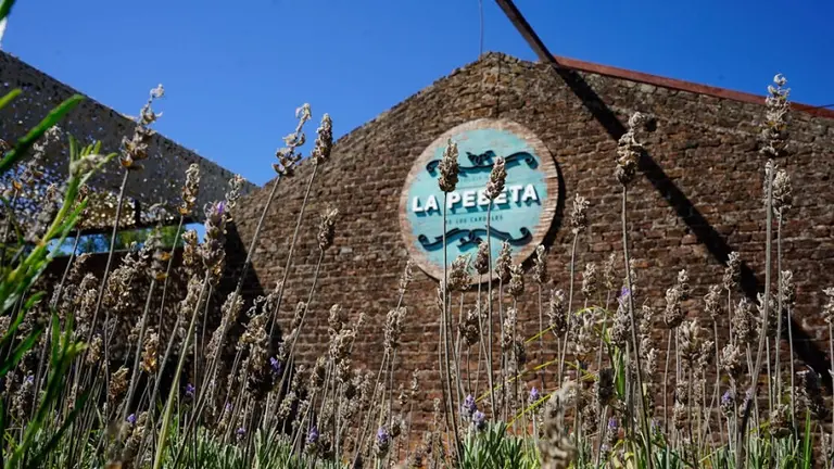 Un restaurante único en la Argentina: funciona en una granja y solo cocinan con lo que producen