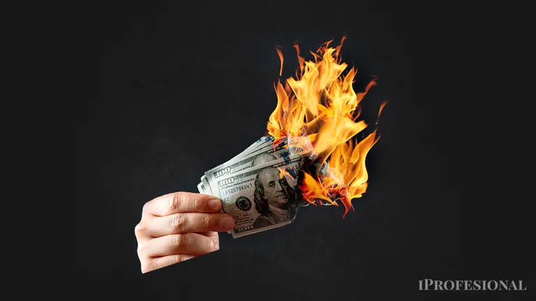 El Gobierno lanza medidas urgentes para revertir la pérdida de dólares: fuertes controles a las importaciones