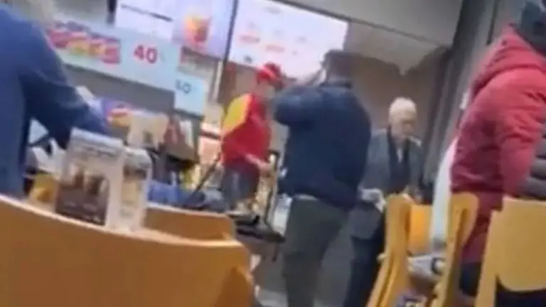 "Viejo chanta": insultaron a Ginés González García en una estación de servicio de CABA