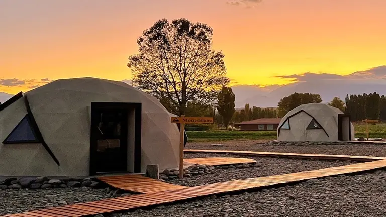 ¿Vivirías en un domo geodésico?: cómo son y cuánto cuestan estas viviendas innovadoras