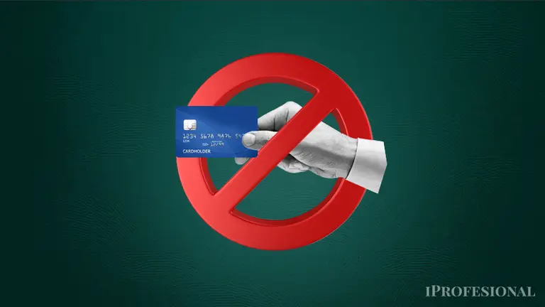 Consumo en rojo: caen los gastos con tarjetas en medio de la aceleración de la inflación