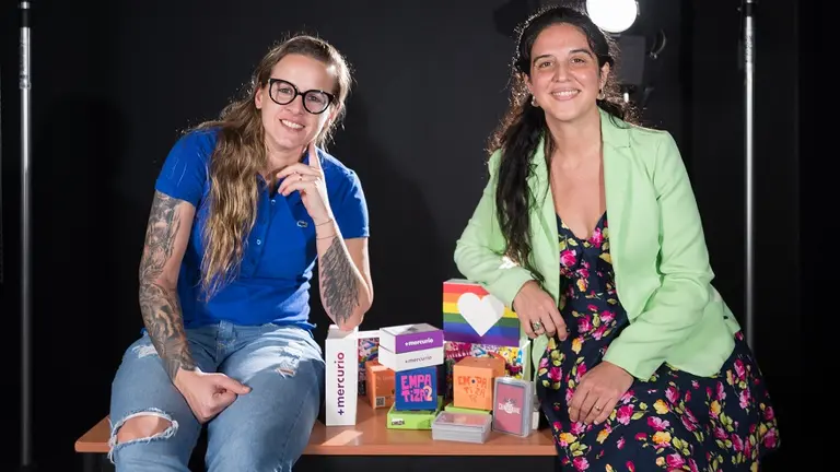 Matrimonio de emprendedoras produce juegos y libros para educar sobre la diversidad sexual