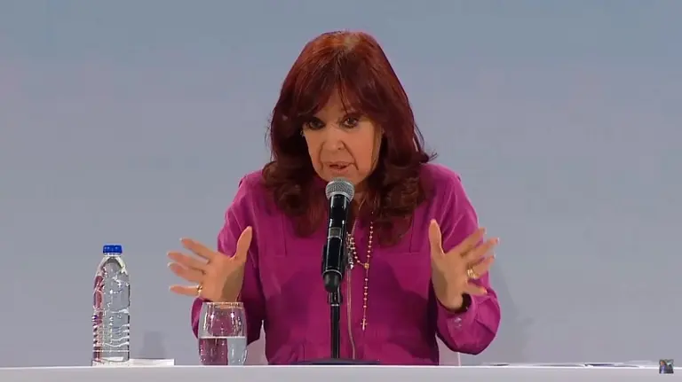 En Ensenada: Cristina Fernández pidió "un gran acuerdo de todas las fuerzas políticas" para recuperar el salario