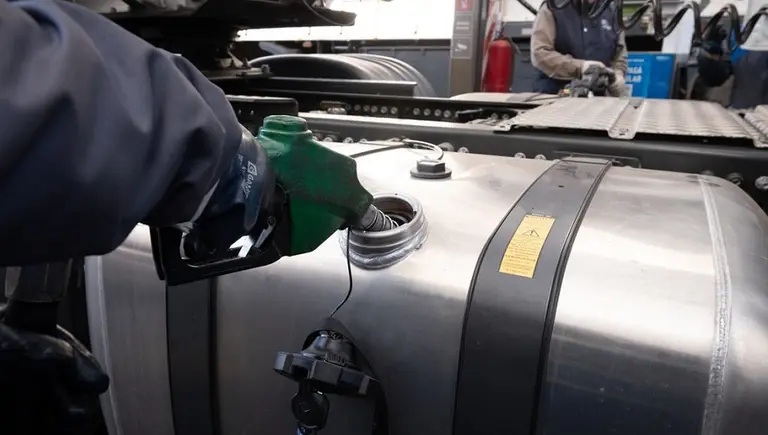 Kicillof propone implementar un "alerta temprana" para que a los colectivos no les falte gasoil