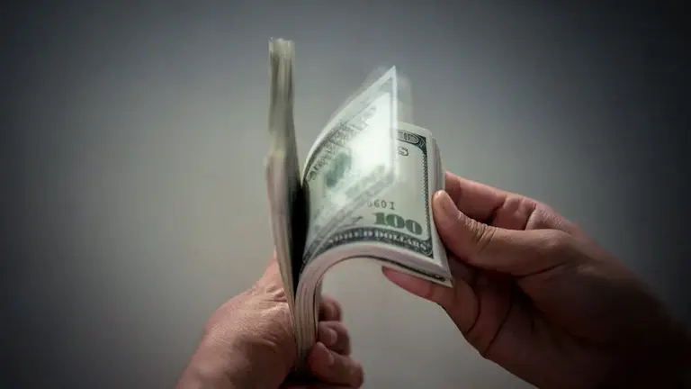 Escepticismo frente al nuevo dólar para extranjeros: por qué el anuncio no calma al blue