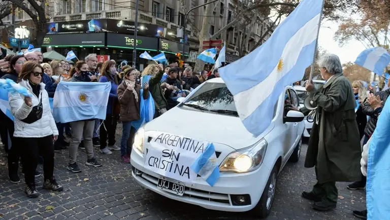 Banderazo "9J": la gente salió a las plazas de todo el país a protestar contra el Gobierno