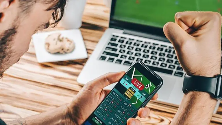 Crece el riesgo adictivo en CABA: el 40% de los jóvenes usa el celular más de 5 horas al día y suben las apuestas online