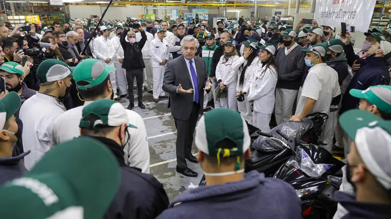 Alberto Fernández visitó la planta de Honda Argentina, que alcanzó la producción de 1,2 millones de motos
