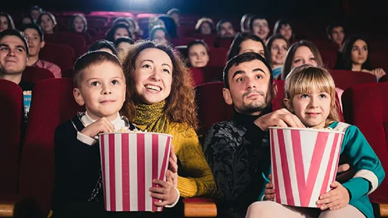 Vacaciones de invierno: cuánto cuesta una salida completa al cine o al teatro