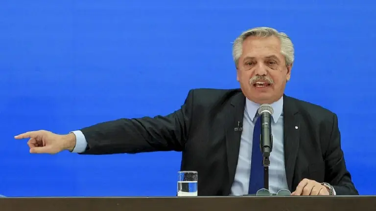 Alberto Fernández, contra los turistas que compran dólares para viajar: "Hacen subir el blue"