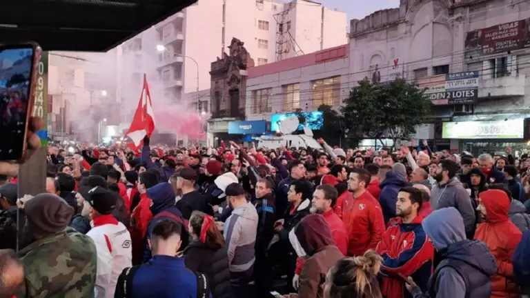 Independiente: violentos incidentes entre hinchas y agresión a un periodista