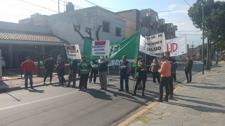 Médicos le reclaman al Presidente: "El sueldo es bastante bajo y tenemos que hacer malabares"
