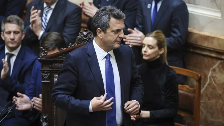 Plan de Massa para bajar el déficit: frenará el ingreso de empleados al Estado en todos sus niveles