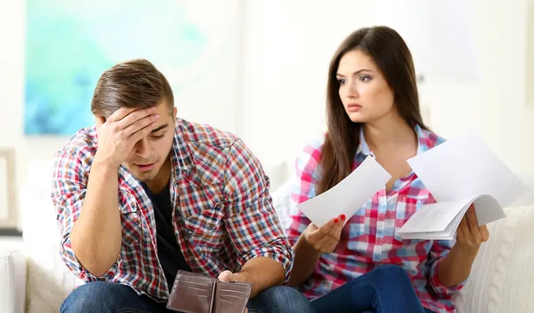 pareja preocupada