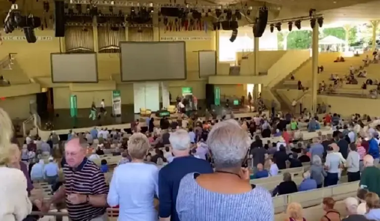 Video | El momento en el que apuñalan al escritor Salman Rushdie antes de su conferencia en Nueva York