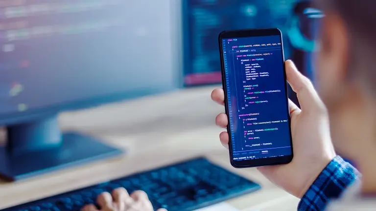 Telecom capacita talento digital y contrata personal para su negocio de aplicaciones móviles