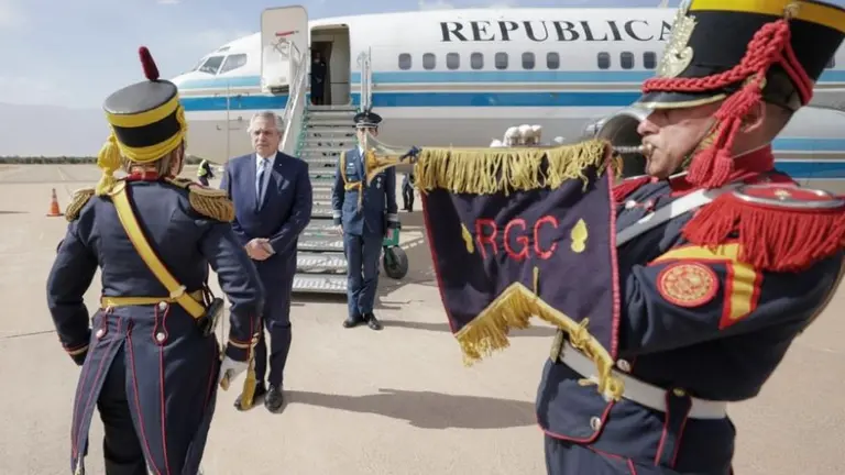 En medio de la marcha de la CGT, el Presidente pidió no escuchar "a los agoreros" de la crisis