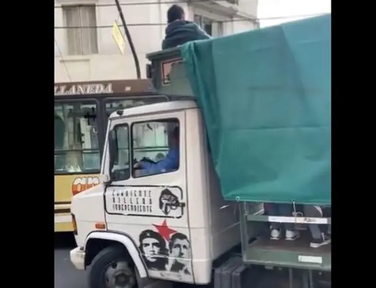 Video | "Así acarrean gente": polémica  por el traslado de manifestantes a la marcha, que encendió las redes