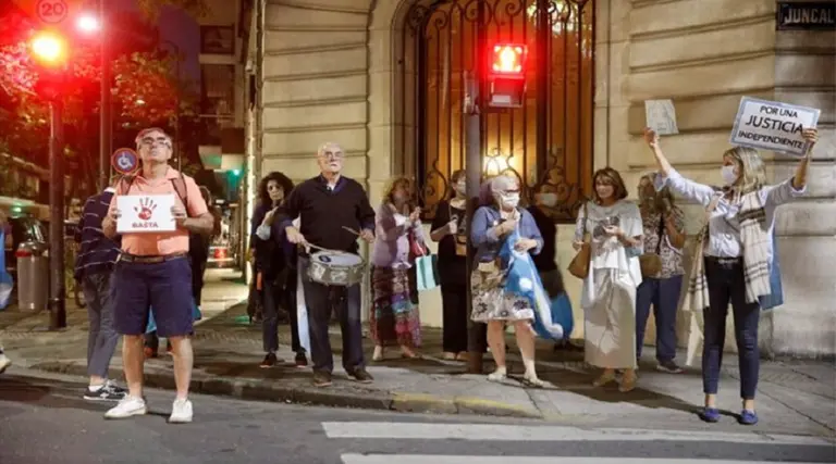 Incidentes frente al edificio de Cristina Kirchner: se manifiestan en favor y en contra de la vicepresidenta