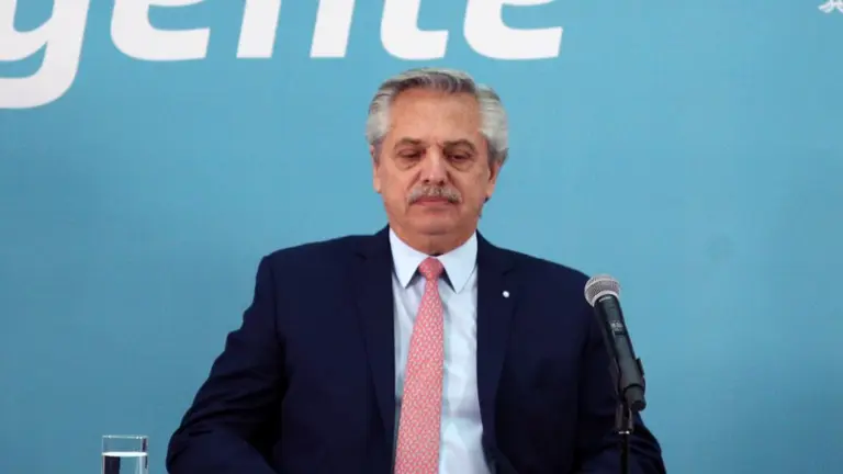 Alberto Fernández declaró feriado nacional este viernes y llamó a "expresarse en defensa de la democracia"