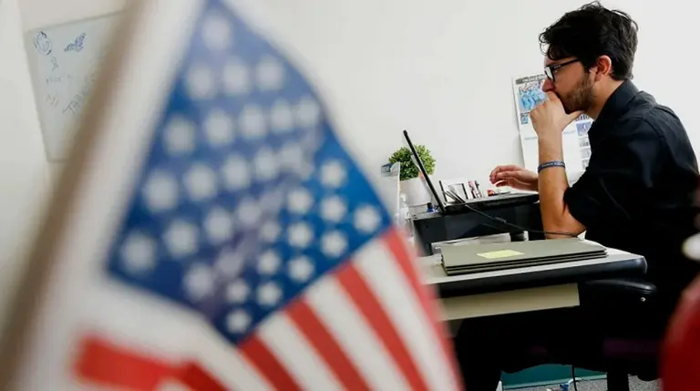 Cobrar en dólares en el exterior: qué esquema jurídico permite evitar la pesificación