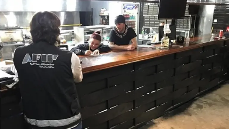 AFIP sale a la caza de restaurantes que tienen empleados en negro: así es el fuerte operativo