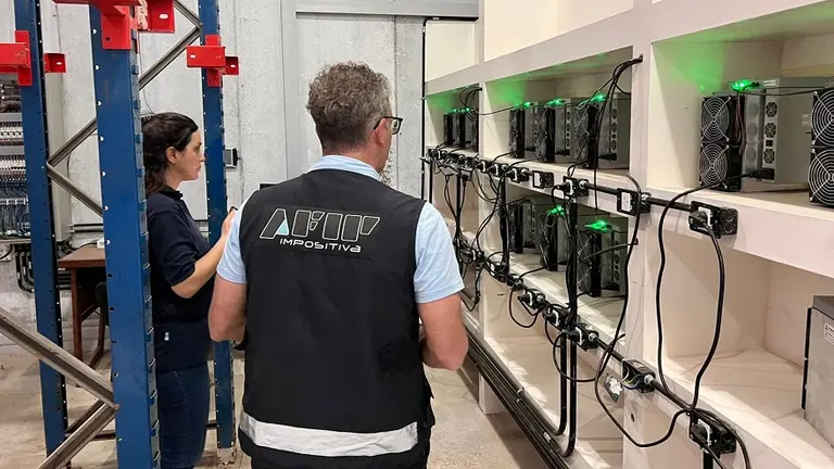 Insólita fachada: AFIP detectó una granja de criptomonedas en una heladera para frutas