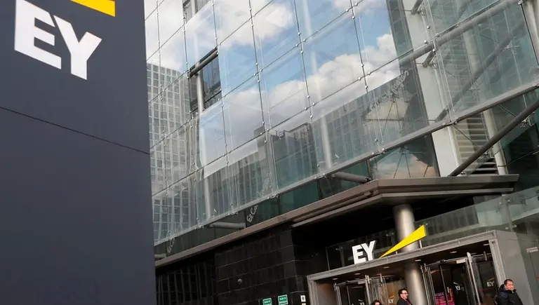 Los socios de EY votarán en los próximos meses si separan auditoría y consultoría