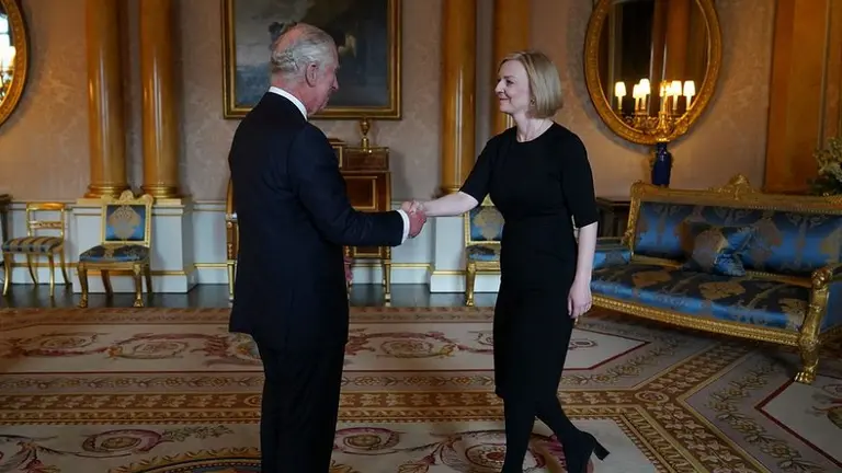 El nuevo rey Carlos III le hizo una confesión a la primera ministra británica en su primera audiencia