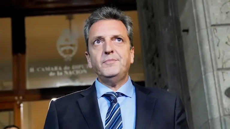 Mientras espera un guiño del FMI, Sergio Massa ultima detalles del nuevo dólar tarjeta
